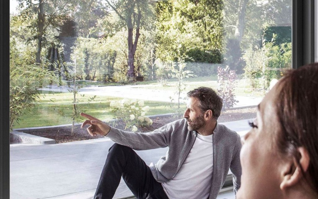 Pareja disfrutando la vista al jardín desde ventanas Gaviota
