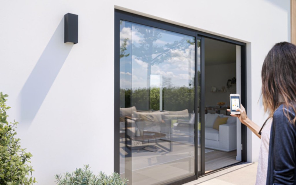 Integración de ventanas de PVC con persianas europeas en hogar moderno